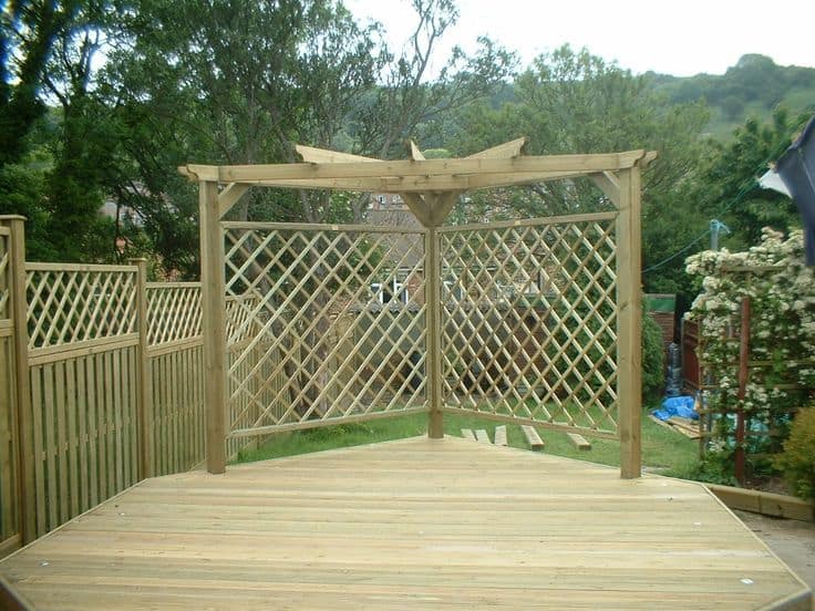 Garden screen ideas made from wooden trellis screening