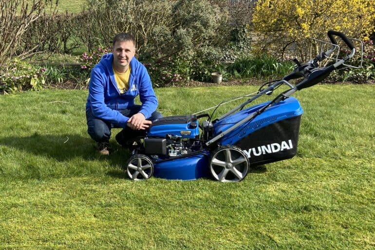 Best petrol lawn mower for large gardens - Top 6 models reviewed. I compared 6 models which we narrowed down for 16 models to reveal the best 6 petrol lawnmowers for larger lawns. Read our reviews now to learn which model would be the best choice for your needs.