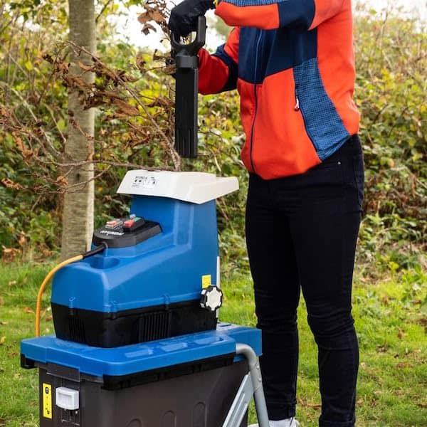 Hyundai Quiet Electric Garden Shredder 2800w shredding woody beech trees