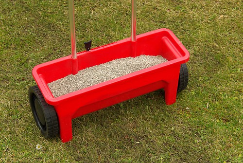 Although lawn feed can be applied by hand, we strongly recommend using a lawn spreader as you you apply it at the wrong rate or apply too much it will burn the lawn and kill the grass. The best way to avoid this is to use a lawn spreader which will apply it at the correct rate