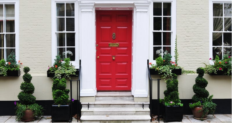 There no better way to enhance your front door than using topiary. We look at some of the best plants for topiary outside the front door. Includes Bays, Buxus
