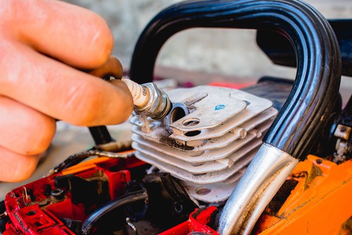 Petrol chainsaw engine