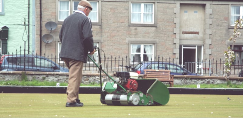 In this guide, we look at the best mowers for bowling green lawns which are mainly petrol powered cylinder lawns mowers. Compare 4 models, one cordless electric
