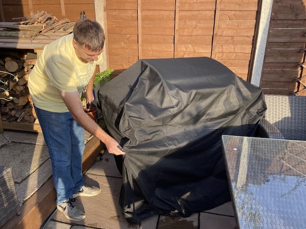 Putting cover on bbq should be easy