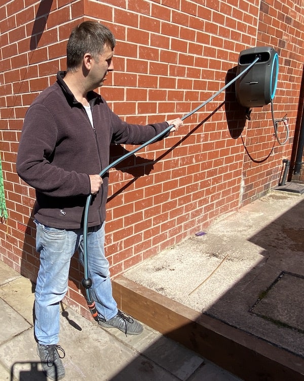 Gardena hose reel automatically reeling in hose