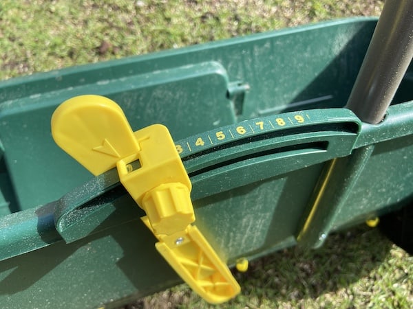 Sliding application rate handle on Evergreen easy lawn spreader