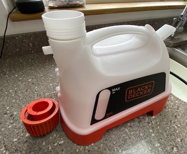 Black + Decker has 4 litre tank