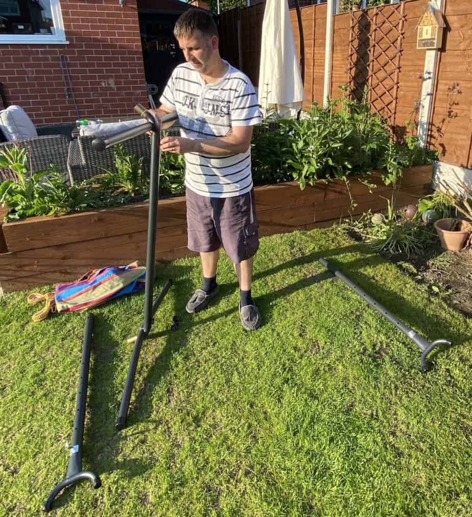 Attaching the feet to the centre pole using two bolts