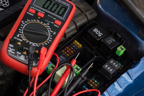 Check for faulty fuse plugs with a multimeter