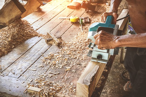 Comparing the speed and blade width of a electric planer