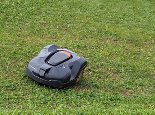 Robot lawn mower designed to be able to climb slopes easily