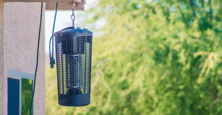5 Best Electric Fly Killers – For Indoor & Outdoor Do you have issues with flies in your home or in the garden around food? I compared the best electric fly killers that use blue UV lights to attract flies & zap.
