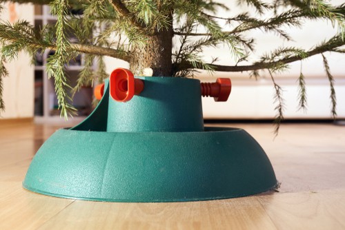 Choosing a christmas tree stand which holds water