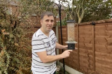 In this guide, I reviewed some of the best pigeon proof bird feeders and test some of the best models including the Tom Chambers Squirrel Stop Seed Feeder.