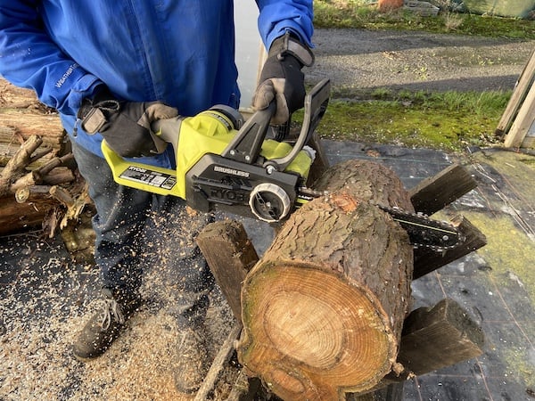 Cutting large log with the Ryobi cordless chainsaw
