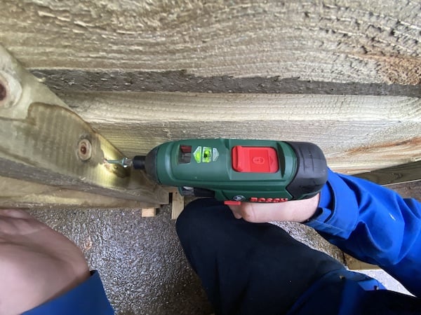 Driving in screws with cordless screwdriver