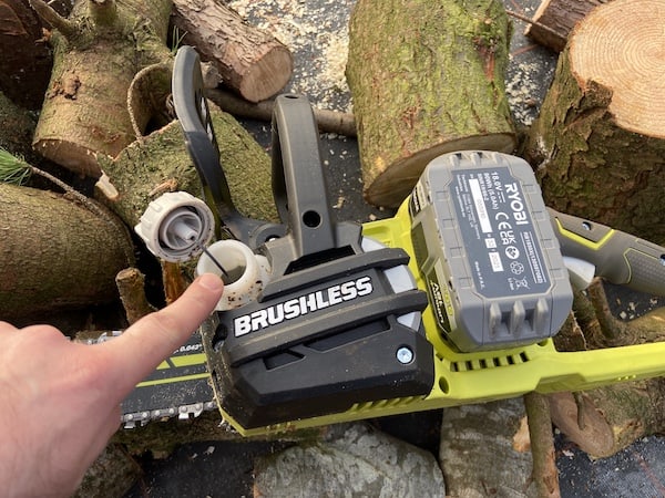 tHE Ryobi OCS1830 30cm ONE+ Cordless BrushlesS CHAINSAW  has automatic oiling