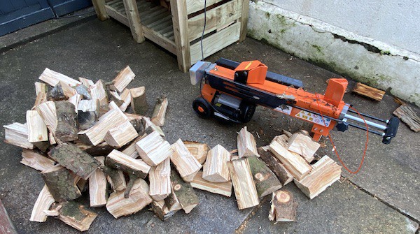 Ram stop on log splitter can be easily adjusted from above when no workbench is used