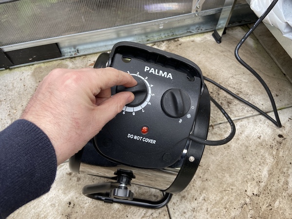 The Palma greenhouse can also be used without the digital thermostat for basic control