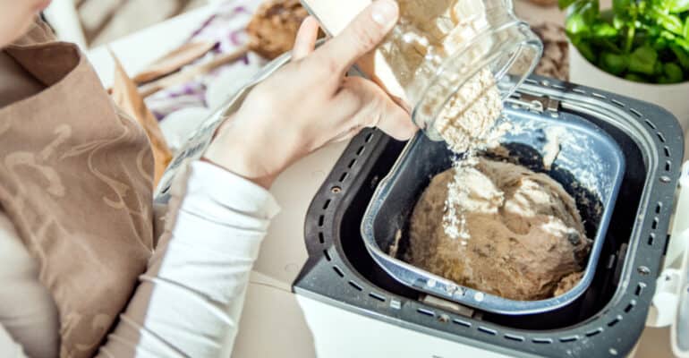 My Buyer’s Guide discusses the different features and options you find in the best bread makers to help you choose the right model for you comparing features.