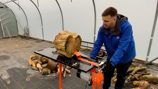 Forest Master FM10-7 Log Splitter splitting large log