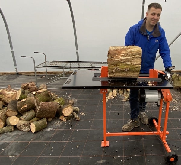 Forest Master FM10T-7 Log splitter being used for splitting large logs