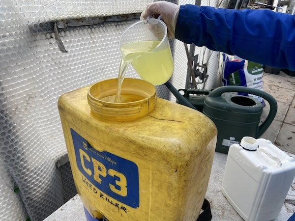 How to mix patio cleaner