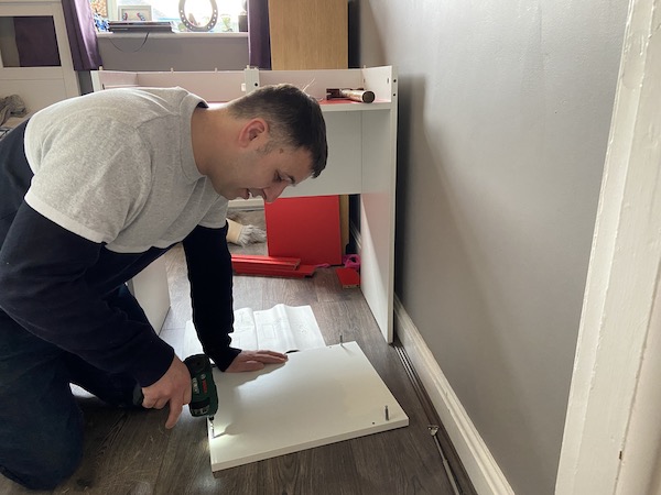 Using Bosch cordless screwdriver to assemble Ikea furniture