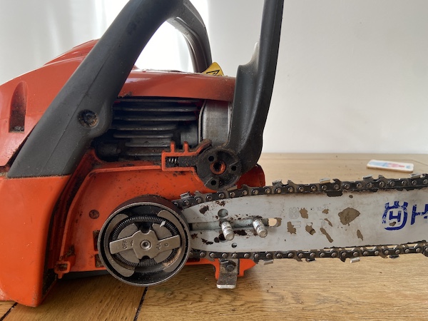 The HUSQVARNA 135 X-TORQ Petrol Chainsaw easy chain tensioning