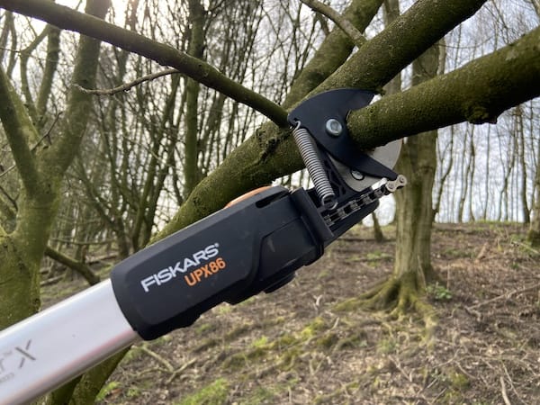 Fiskars PowerGear X UPX86 Telescopic Tree Pruner close up cutting thick branch