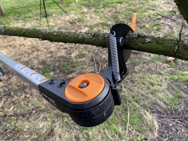 i like that the cutting head on the Fiskars PowerGear X UPX86 Telescopic Tree Pruner can rotate 230 degrees to cut branches from different angles