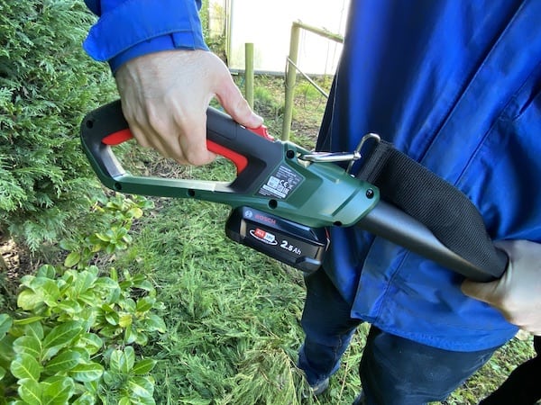 Handle and battery on the Bosch telescopic hedge trimmer