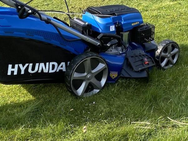 Hyundai HYM510SPE 196cc Self-propelled Petrol Lawnmower my best pick for someone looking for a powerful mower that capable of mowing wet and long grass