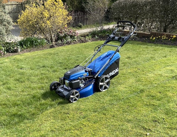 Hyundai HYM510SPE 4-Stroke Petrol Self Propelled Lawn Mower my best pick lawn mower for commercial use