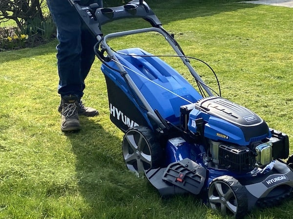 Mowing damp and long grass at the beginning of the mowing season