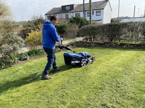 To start and keep the engine running you need to pull back the back second handle, letting go of this second handle also cuts the engine out to stop the mower