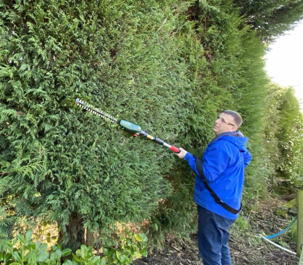 Best used not extended for lower parts of the hedge first
