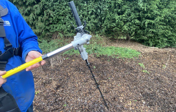 The cutting head can be turned through 90 degrees to make trimming the top of hedges possible