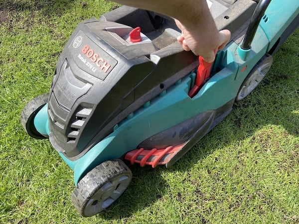 Adjusting cutting height on lawn mower so its mows evenly on uneven lawn and doesnt scalp the humps in the lawn