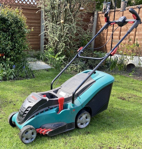 Bosch 36Li cordless lawn mower that has a rear roller for creating stripes