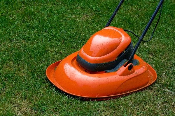 Hover mower ideal for mowing uneven lawns