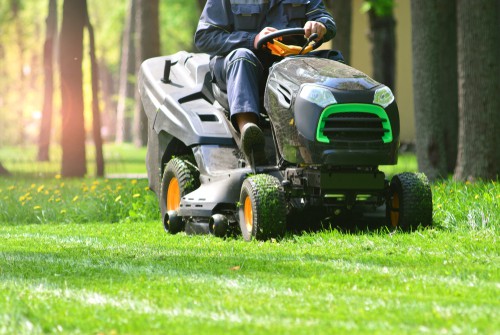 Small ride on lawn mower which can be serviced and cleaned using a lift system