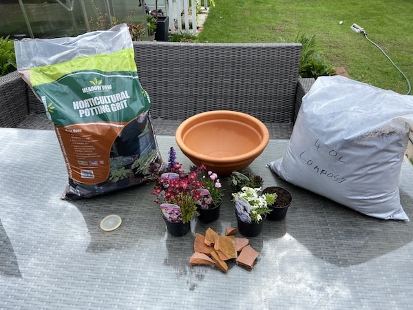 What you need to plant a rockery planter
