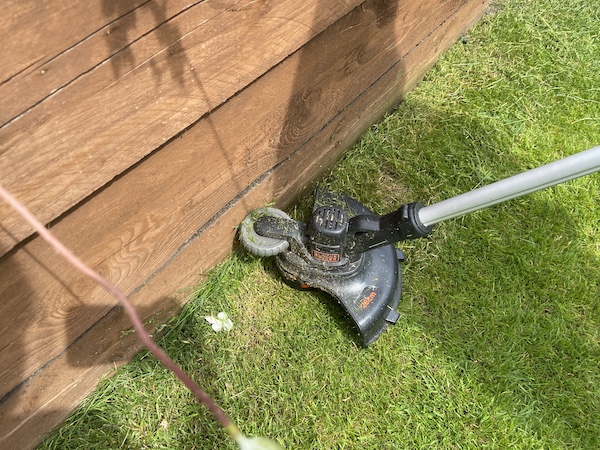 The roller wheel ensures you can cut right up to the edge of fences