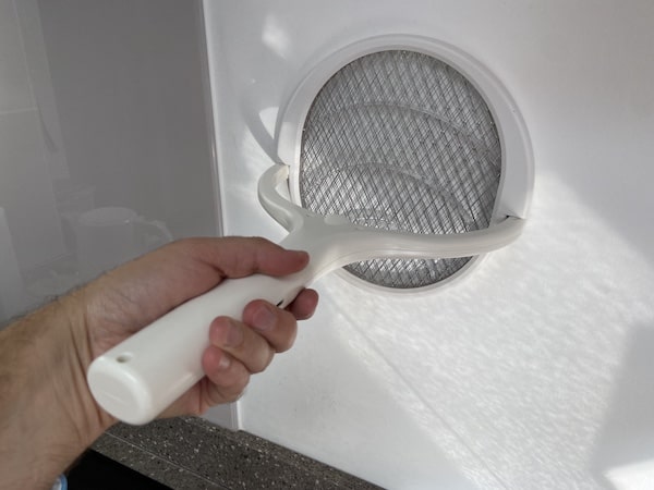 You can angle the ratchet to make it easier to quickly zap the fly on walls and windows