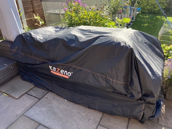 Velcro straps hld the cover on tight and velcro ties on the corners connect to the feet