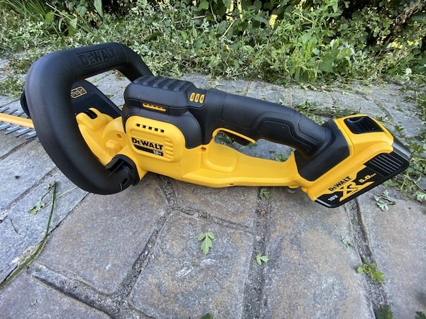Large loop handle and compact design of the DeWalt