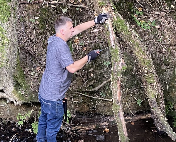 Pruning saws are very portable because they are compact and lightweight