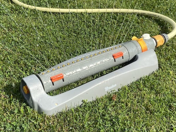 Costwise metal lawn bar sprinkler is well designed