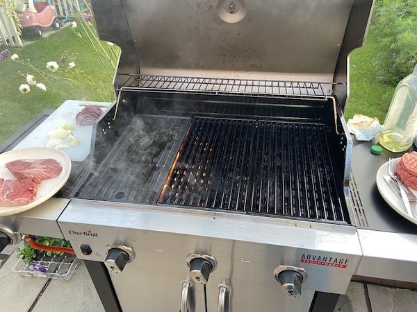 2 grates and plancha plate are cast iron and porcelain coated